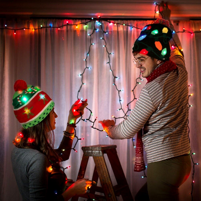 Rot Weiße Wintermütze mit Weihnachtsbaum und LED´s