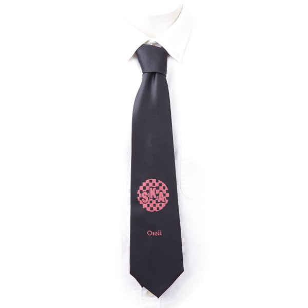 Krawatte in schwarz mit einem roten SKA Zeichen
