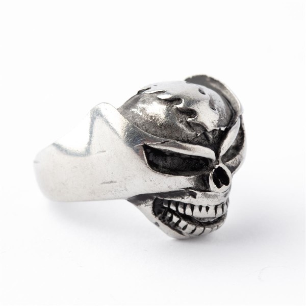 Ring im Totenkopf Design