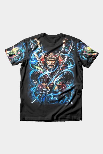 Krieger mit schwingendem Schwert Vollausdruck T-Shirt